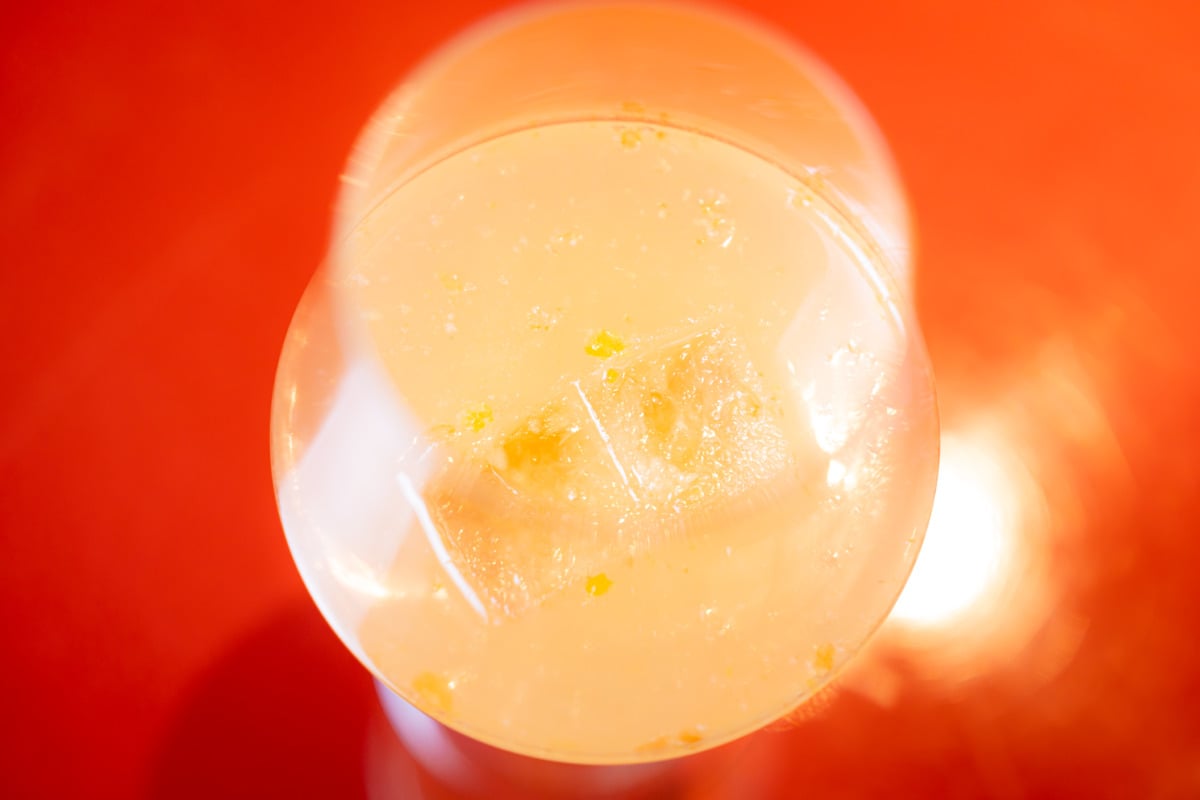 普段なら捨ててしまうようなフルーツの皮や端材をアップサイクルし、酵素で発酵させた自家製のボタニカルドリンク