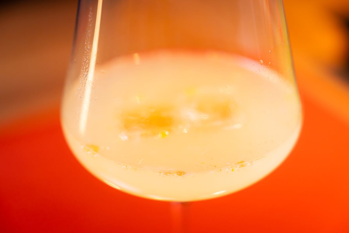 普段なら捨ててしまうようなフルーツの皮や端材をアップサイクルし、酵素で発酵させた自家製のボタニカルドリンク