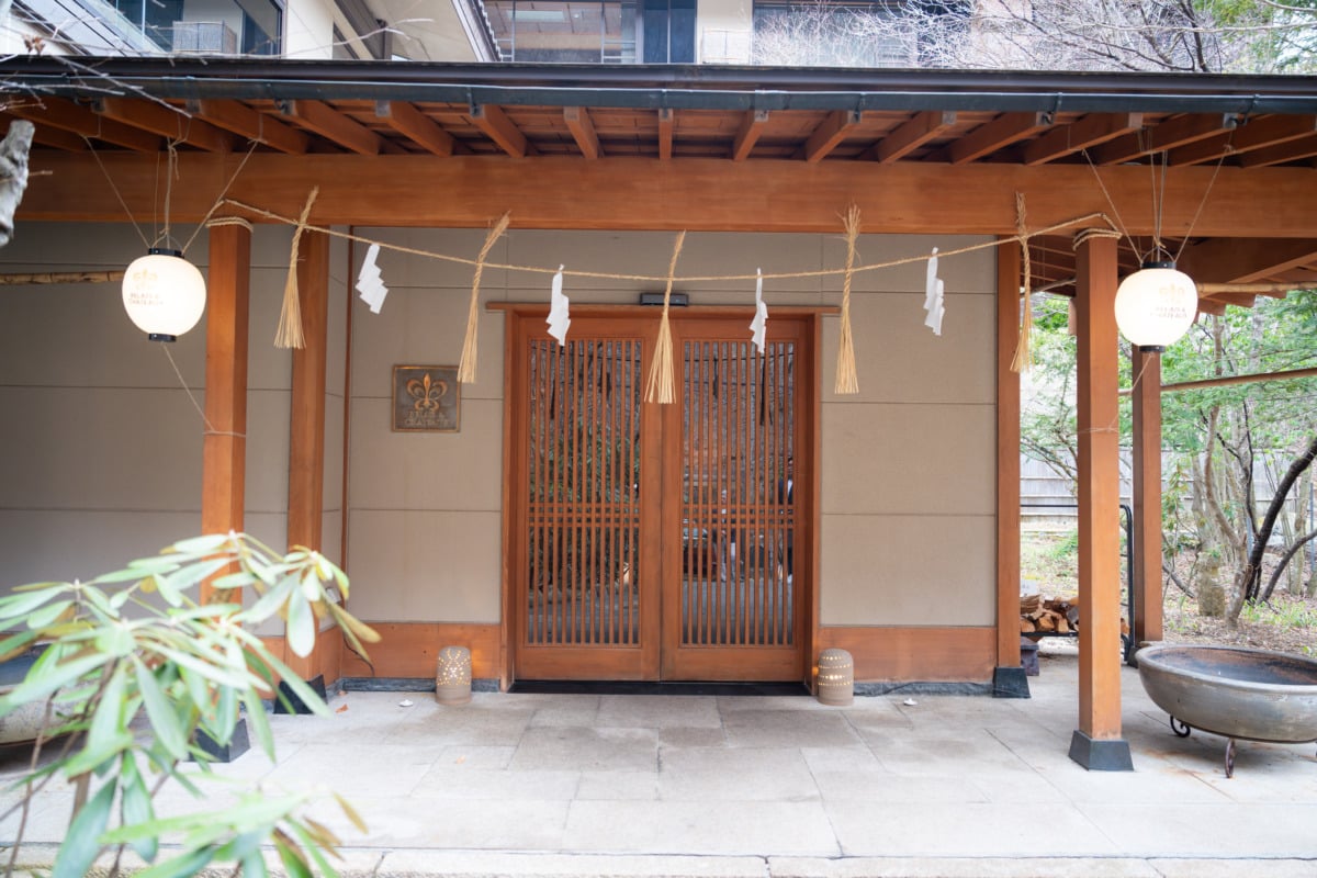 明神館エントランスは神秘性を感じさせてくれる