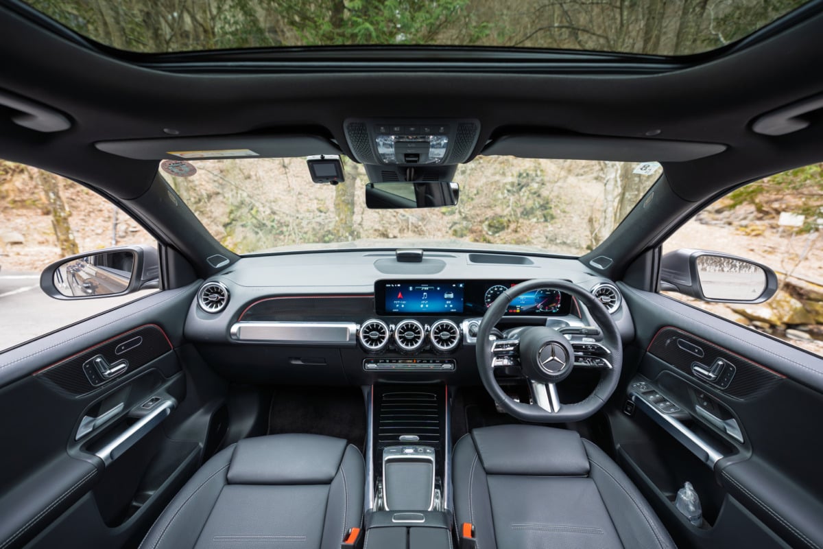 革張りシートが体をしっかりと包み込み、運転疲れを和らげる