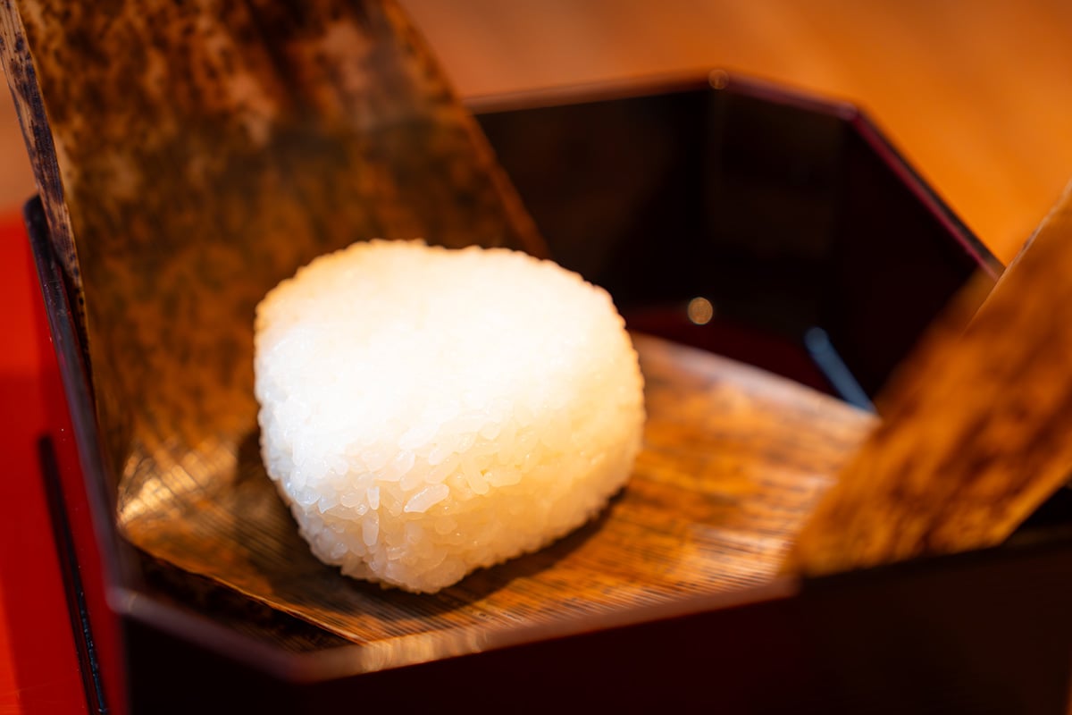 究極のシメとなるのはシンプルな「塩むすび」。海苔は七輪で軽く炙ってから