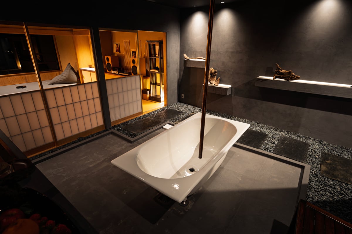 入室してすぐ、大きなバスタブが現れる「然 SPA Living」