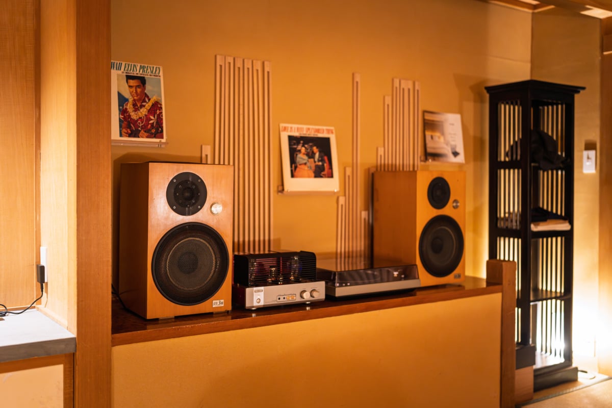 部屋にテレビはなくレコードセットが設置されている