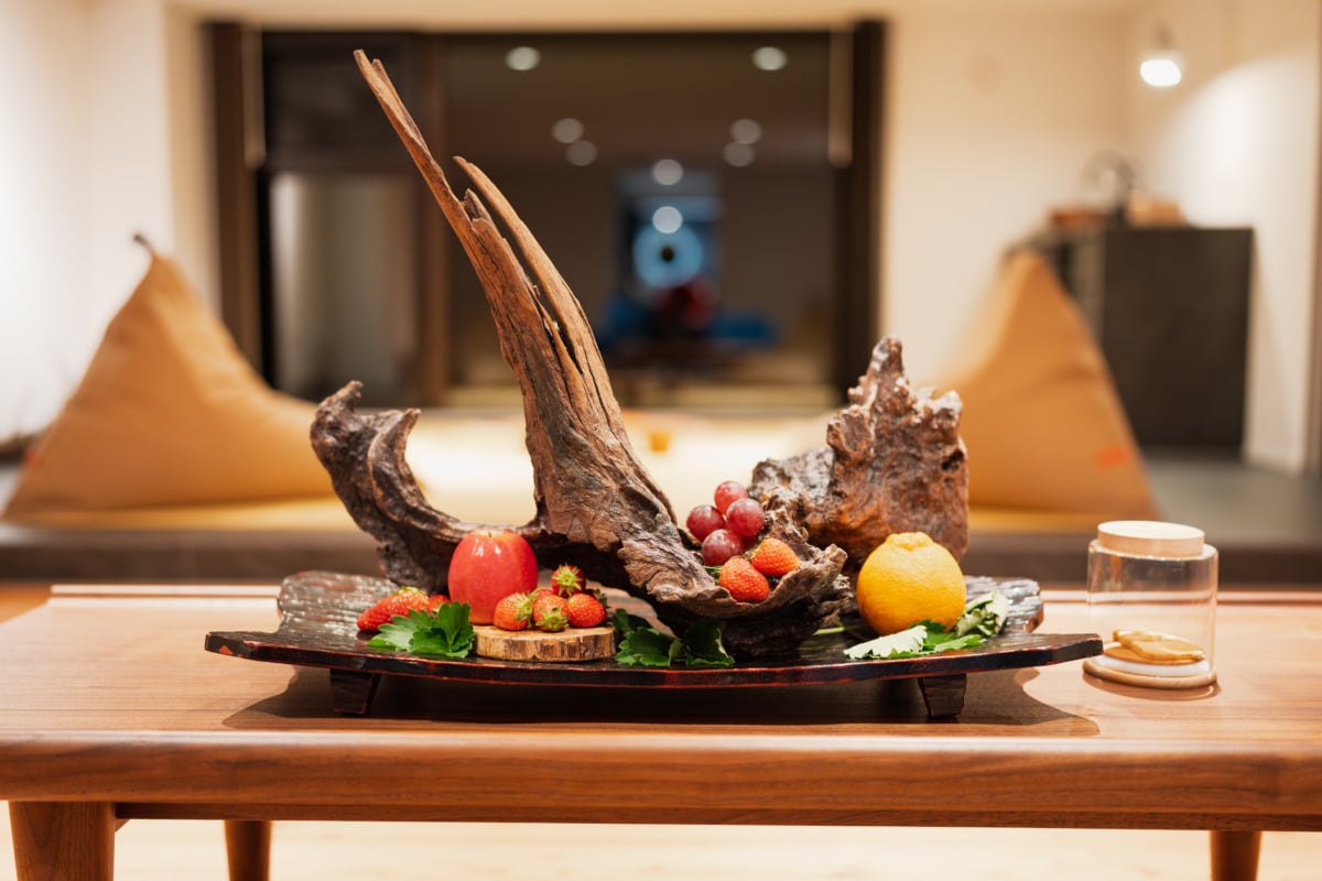 流木に置かれたみずみずしいウェルカムフルーツ