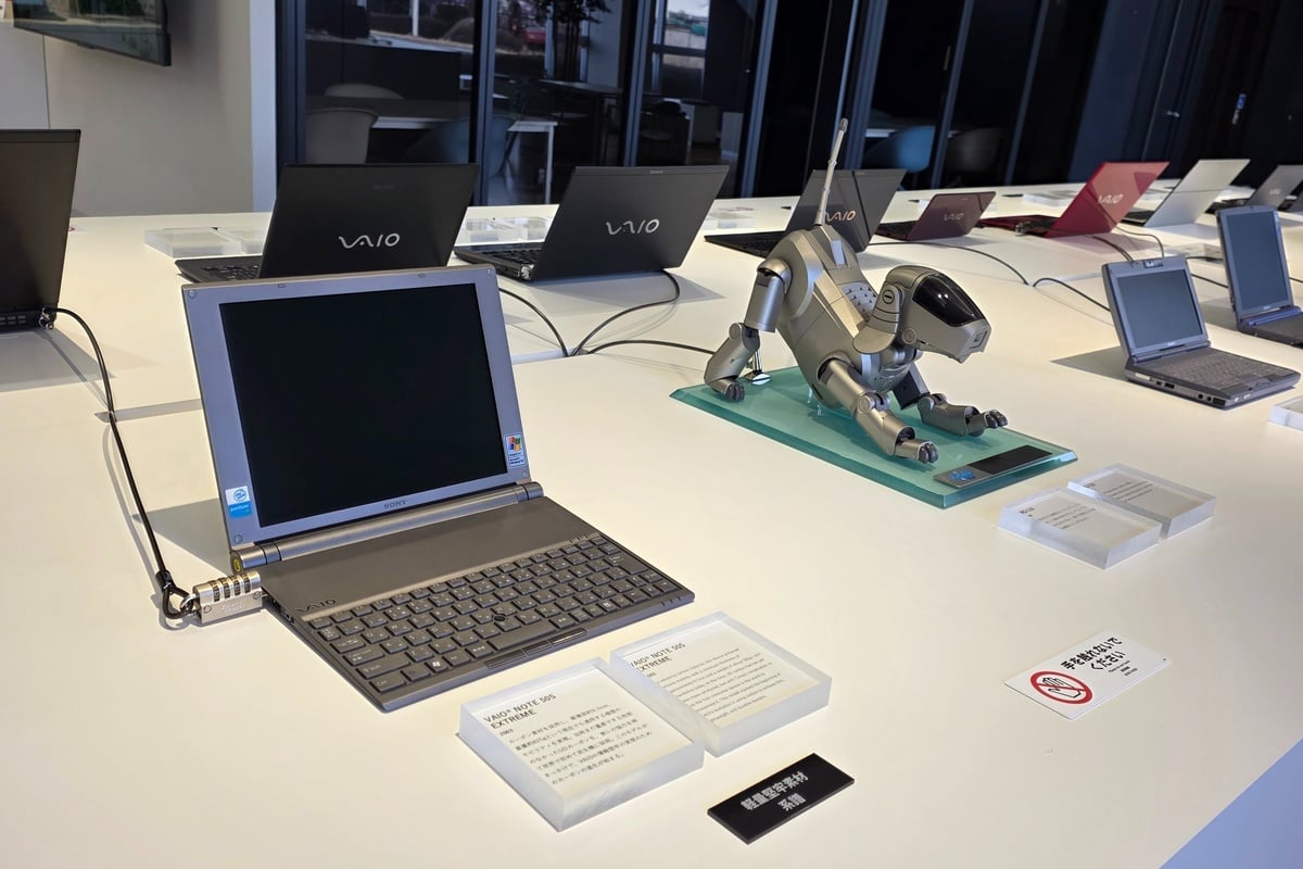 安曇野本社工場にはソニー時代の革新的なモデルが並ぶ。かつての“尖り”を DNAとして受け継ぎながら、現在は「人に寄り添う使いやすさ」へとその情熱を注いでいる