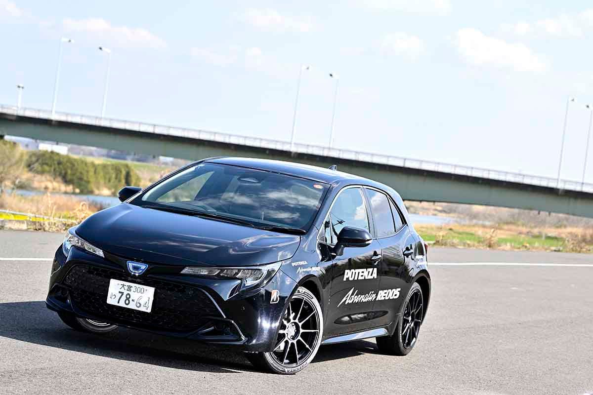 ブリヂストンの新スポーツタイヤ「ポテンザ・アドレナリンRE005」を装着したトヨタ「カローラスポーツ」