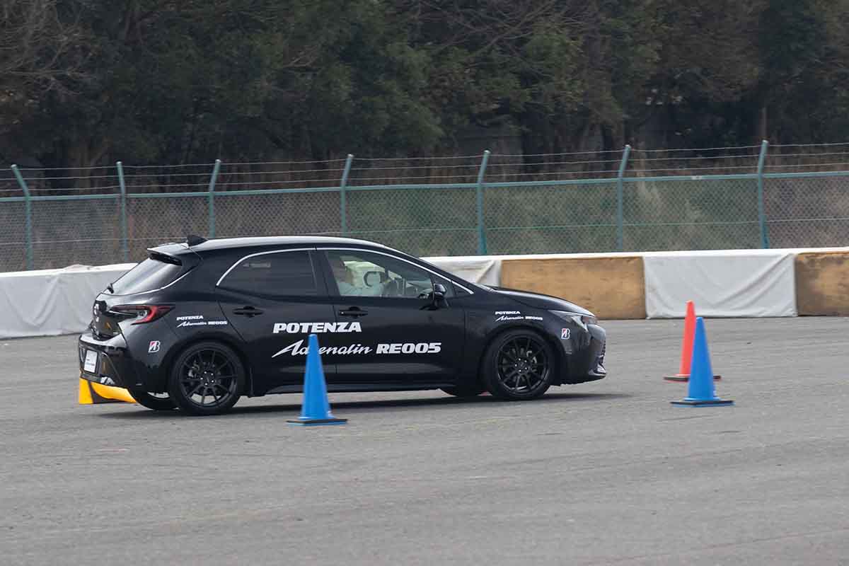 ブリヂストンの新スポーツタイヤ「ポテンザ・アドレナリンRE005」を装着したトヨタ「カローラスポーツ」で試走