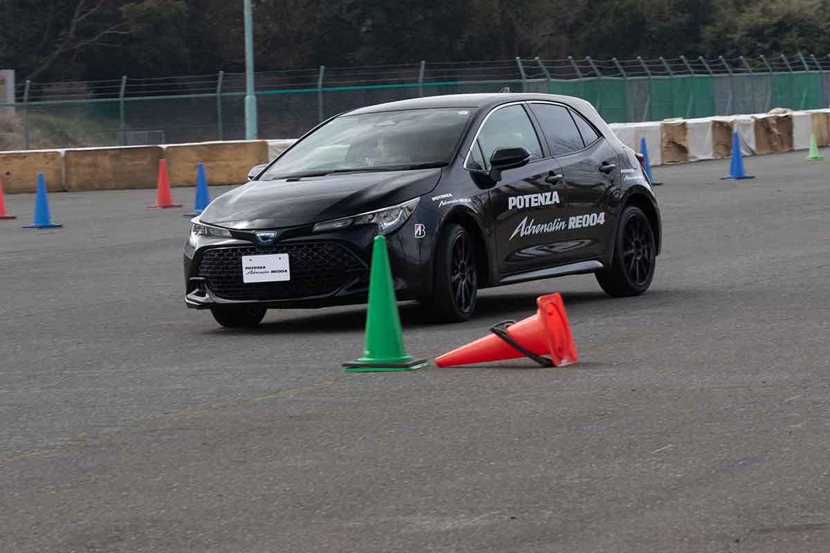 ブリヂストンの新スポーツタイヤ「ポテンザ・アドレナリンRE005」を装着したトヨタ「カローラスポーツ」で試走