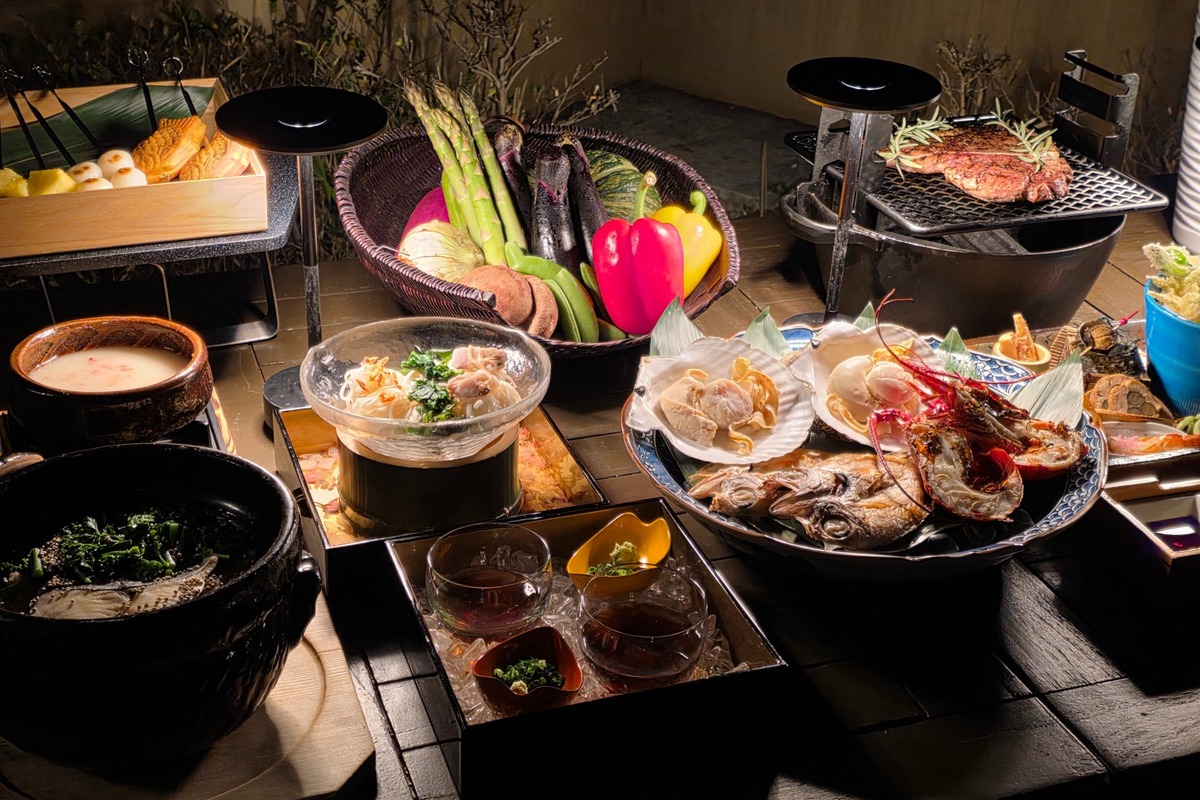 日本料理「さくら」のテラス席で味わう、1日12組限定の炭火焼コース。「活伊勢海老」や「Tボーンステーキ」などの豪華食材がずらりとテーブルを彩る(写真は2名様分のイメージ)