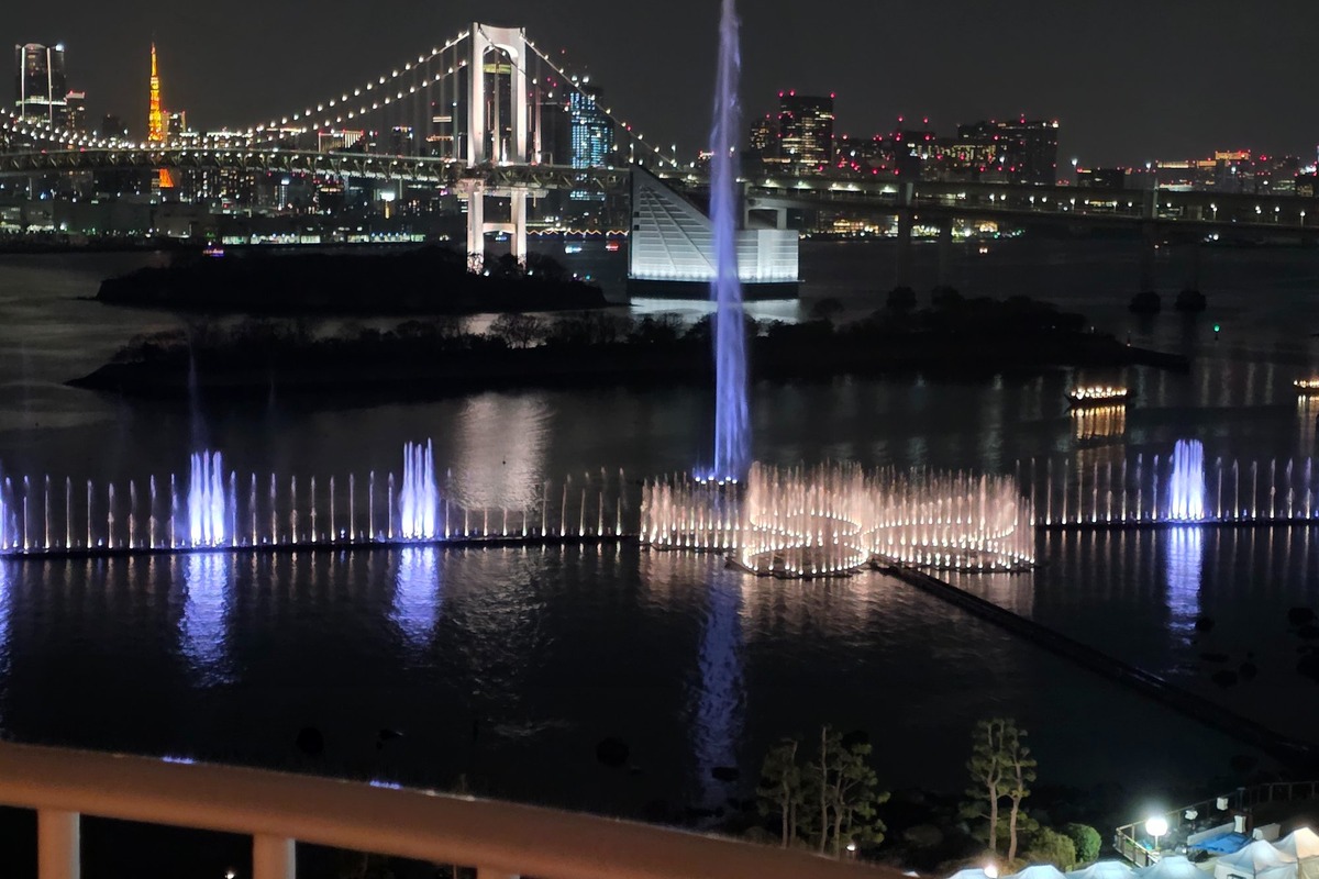 中央に浮かび上がる美しい桜の花の演出や、左右全長250メートルに及ぶ噴水の躍動感を、余すところなく視界に収めることができる。東京タワーやレインボーブリッジ、さらにはスカイツリーなど美しい夜景も堪能