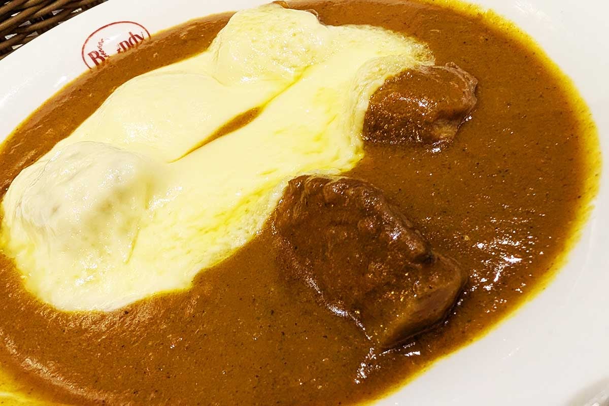 「この辛さの奥に深い味わいがあるんだよね…」日本有数の激戦区！ 東京・神保町で並んでも食べたい老舗「カレーの名店」3選