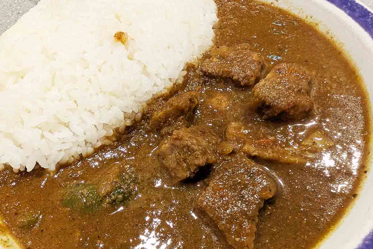 カリーライス専門店 エチオピア本店の「ビーフカリー」（1050円）。辛さは0〜70倍まで好みで選べる。ポテトはおかわり自由