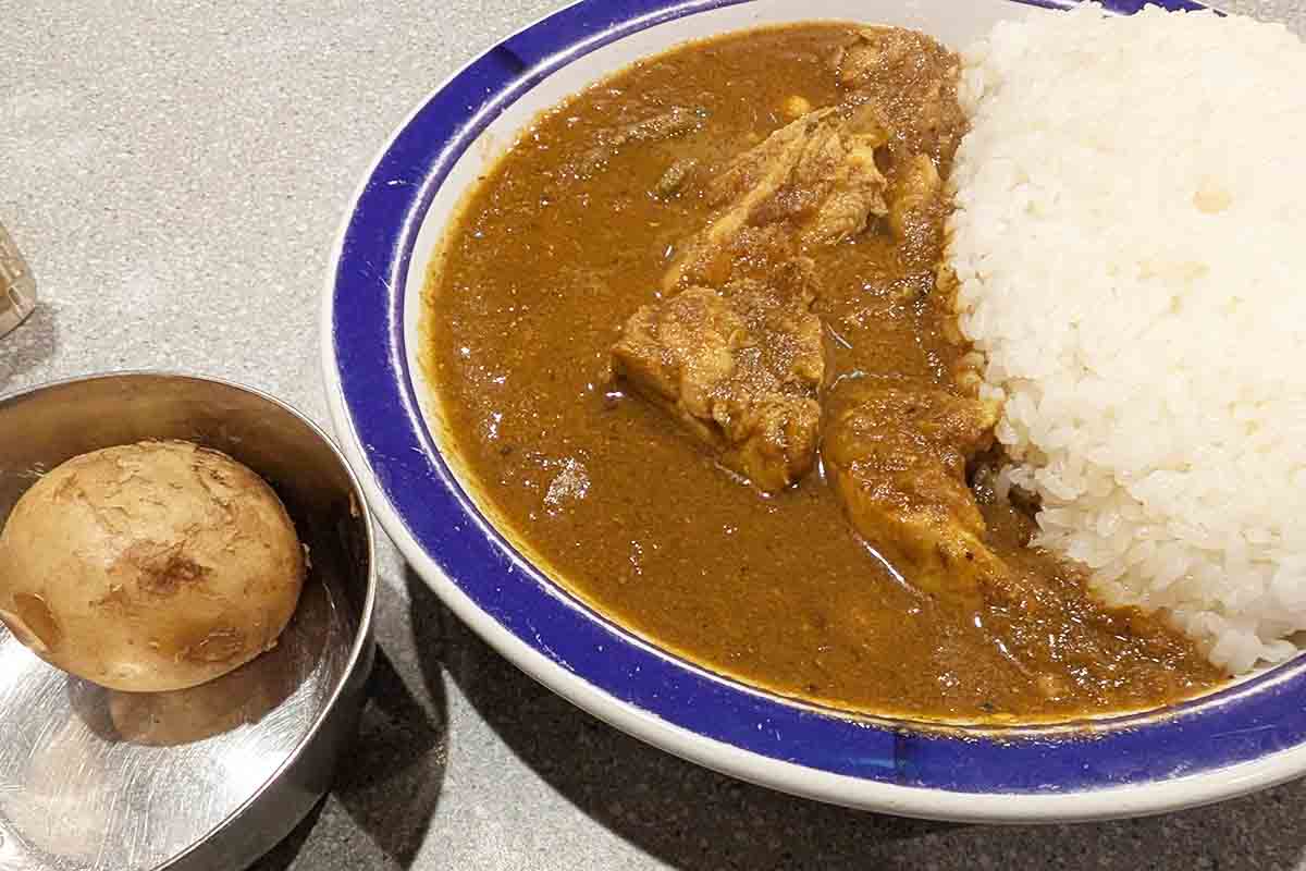 カリーライス専門店 エチオピア本店の「チキンカリー」（1050円）。辛さは0〜70倍まで好みで選べる。ポテトはおかわり自由