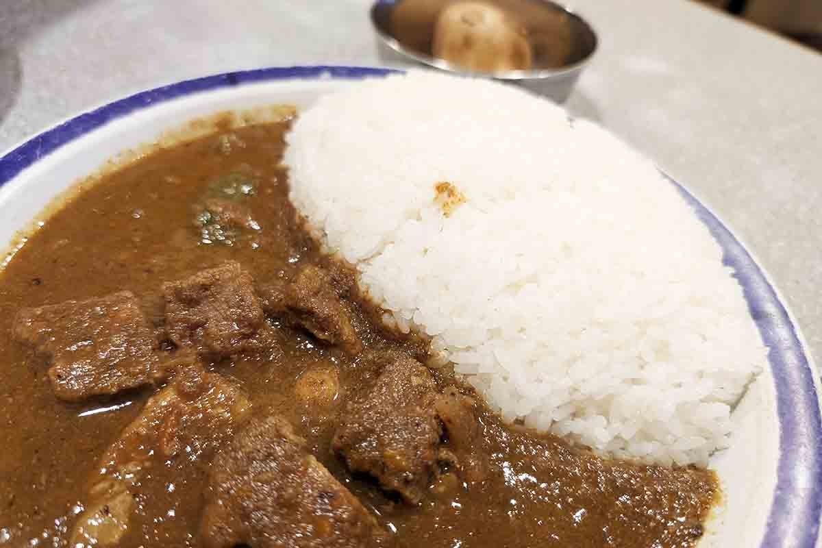 カリーライス専門店 エチオピア本店の「ビーフカリー」(1050円)。辛さは0〜70倍まで好みで選べる。ポテトはおかわり自由
