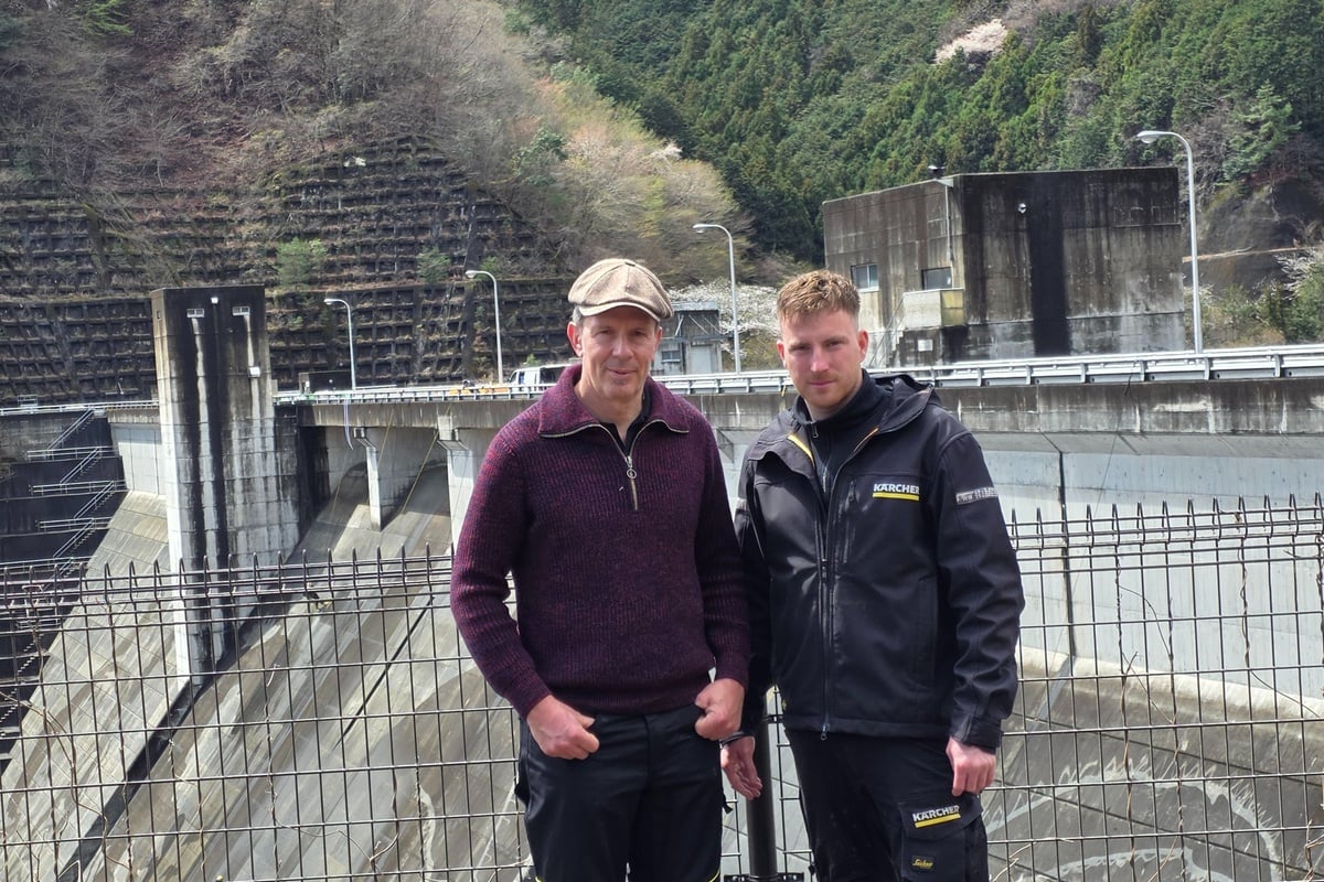 左が今回侍グラフィティを描いたアーティスト・クラウス・ダオヴェン氏。右がアルフレッド ケルヒャー SE & Co. KGの清掃チームを率いるリーダー・ニック・ハイデン氏