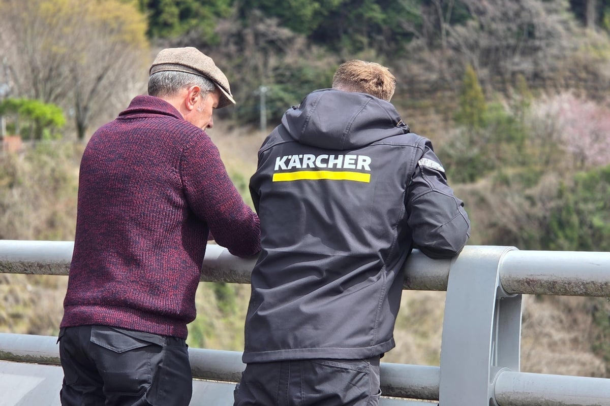 堤体を上から覗きこみながら、今後の進捗や戦略などについて話し合っているクラウス氏とニック氏