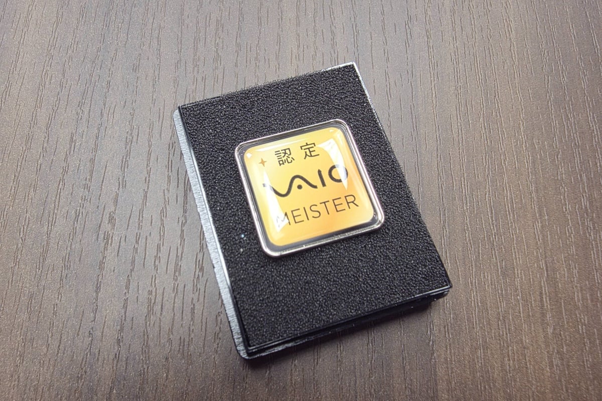 ノジマの店頭スタッフが着用する「VAIOマイスター」の証。専門知識を持ったスタッフが、顧客一人ひとりに寄り添う提案を行う