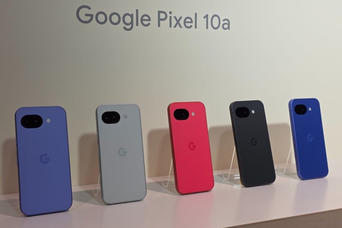 Pixel 10aのカラーバリエーション。自然界のモチーフが多いPixelの色名において、「Isai Blue（異彩ブルー）」は明らかに異なる文脈から名付けられた特別なカラーだ