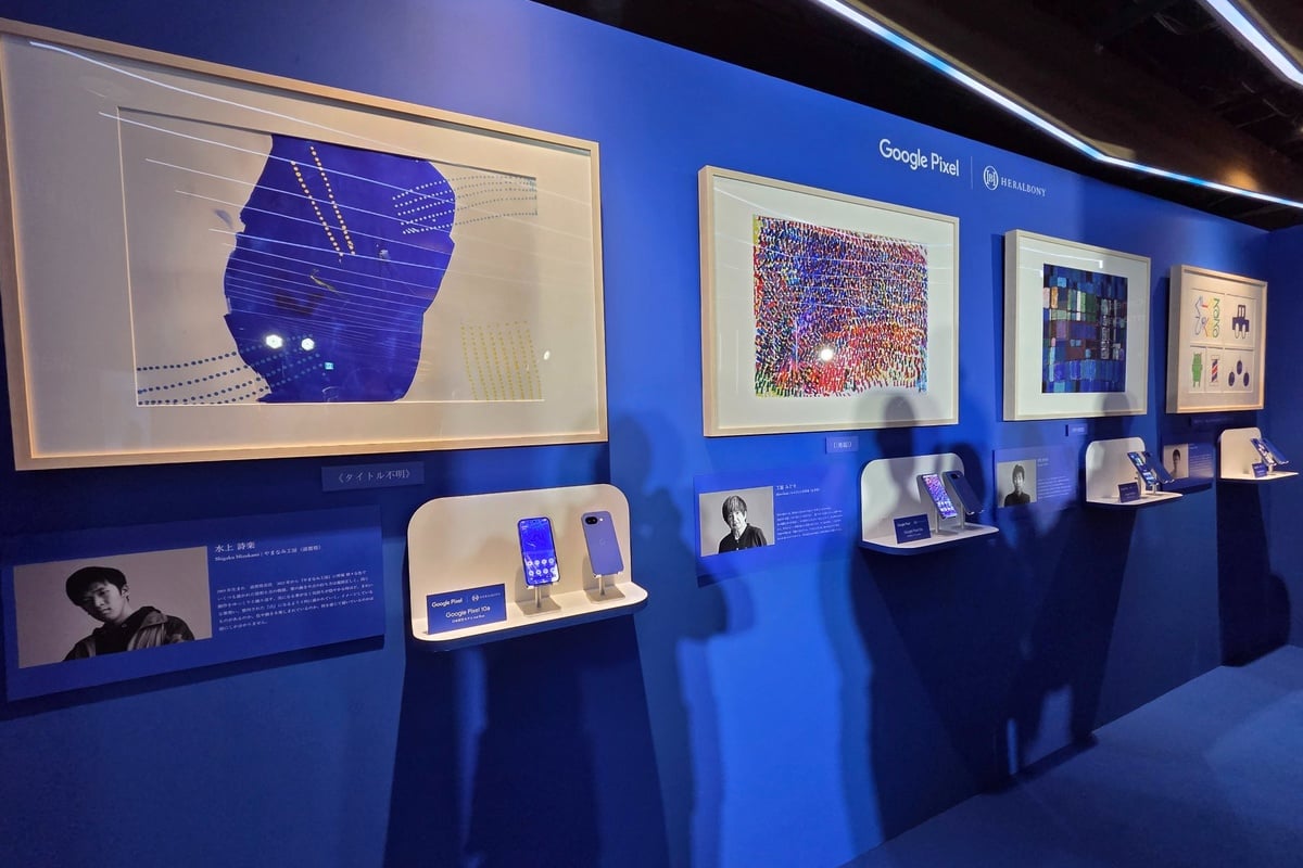 発表会会場の展示。ヘラルボニー作家によるアート作品と、日本限定モデル「Isai Blue」が並んで展示され、今回の協業の独自性を空間全体で表現していた