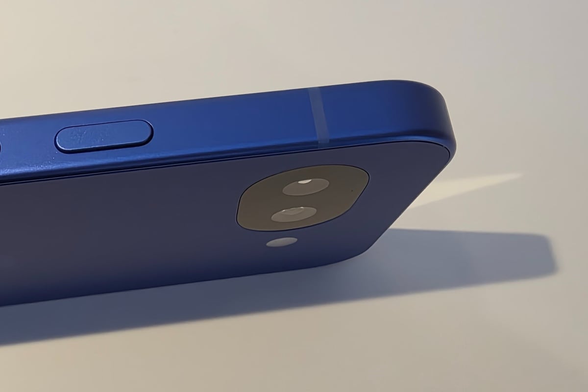 カメラの出っ張りを抑えたフラットな背面は、Isai Blueの深みを一枚の面として見せるための重要な条件でもあった