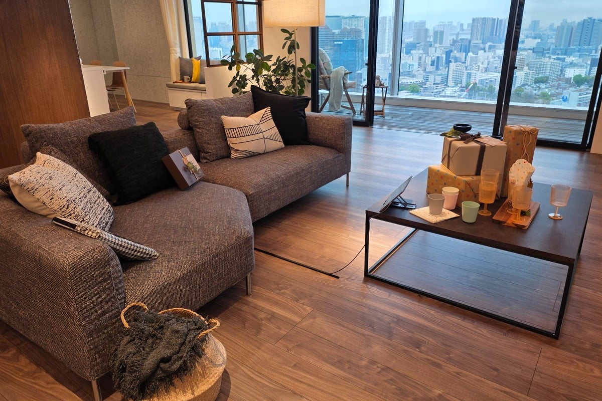 木目や素材の揺らぎを取り入れたリビング。均一ではない表情が、過度な緊張感を排し、自然な居心地を生み出す。屋内外をゆるやかにつなぎながら、人の気配を感じつつ過ごせる空間提案だ