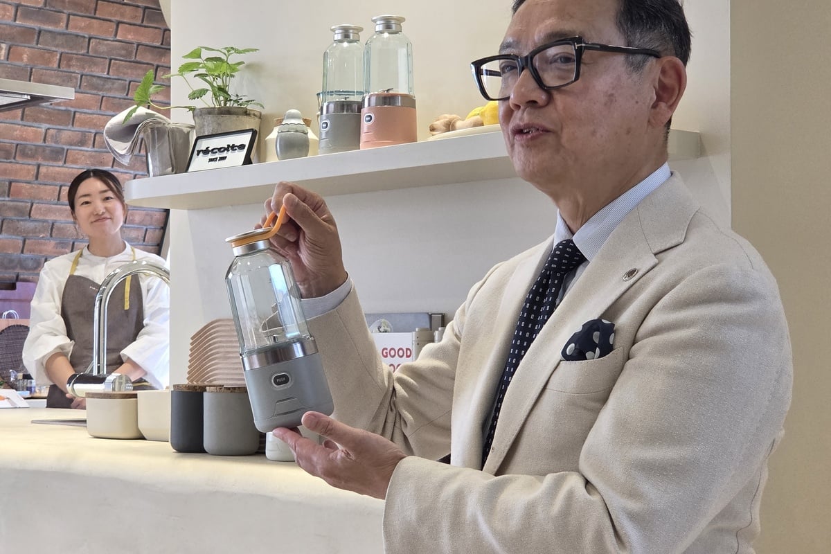 ウィナーズ代表の岡野真二氏がコードレス ソロブレンダーを手に、その軽さと持ち運びやすさを説明