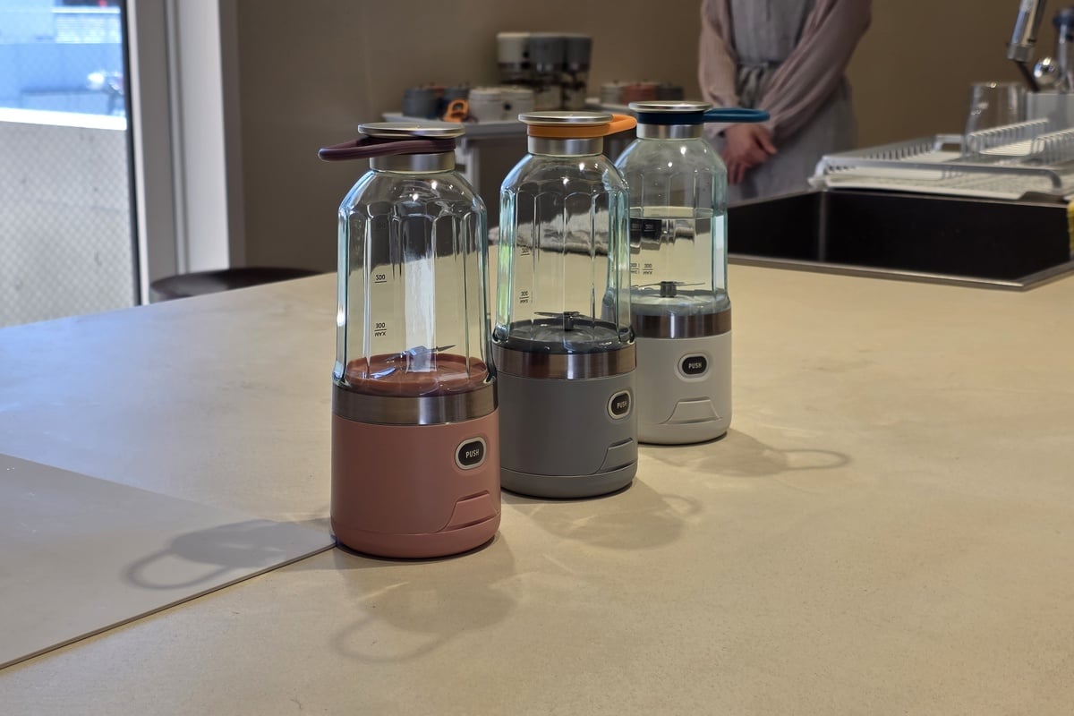 ナチュラルホワイト、ライトグレー、ピンクの3色を用意。調理家電らしい圧を抑えた佇まいも、この製品が日常に入り込みやすい理由のひとつだ