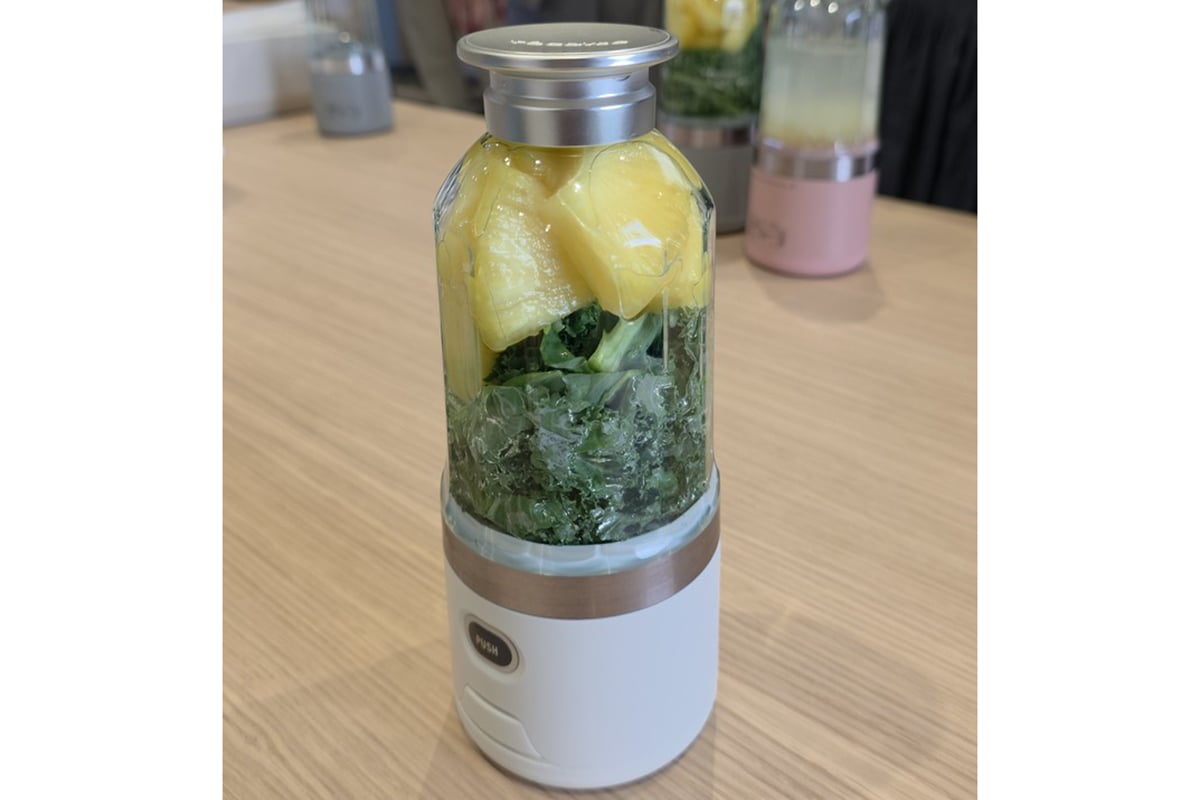 実演ではグリーンスムージーも披露。見た目の軽やかさとは裏腹に、飲み切りサイズの一杯を手早く整えられる“ちょうどよさ”が際立っていた