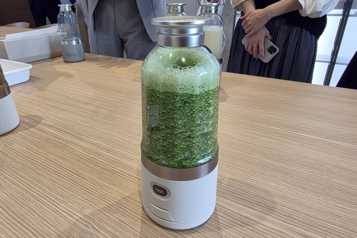 実演ではグリーンスムージーも披露。見た目の軽やかさとは裏腹に、飲み切りサイズの一杯を手早く整えられる“ちょうどよさ”が際立っていた