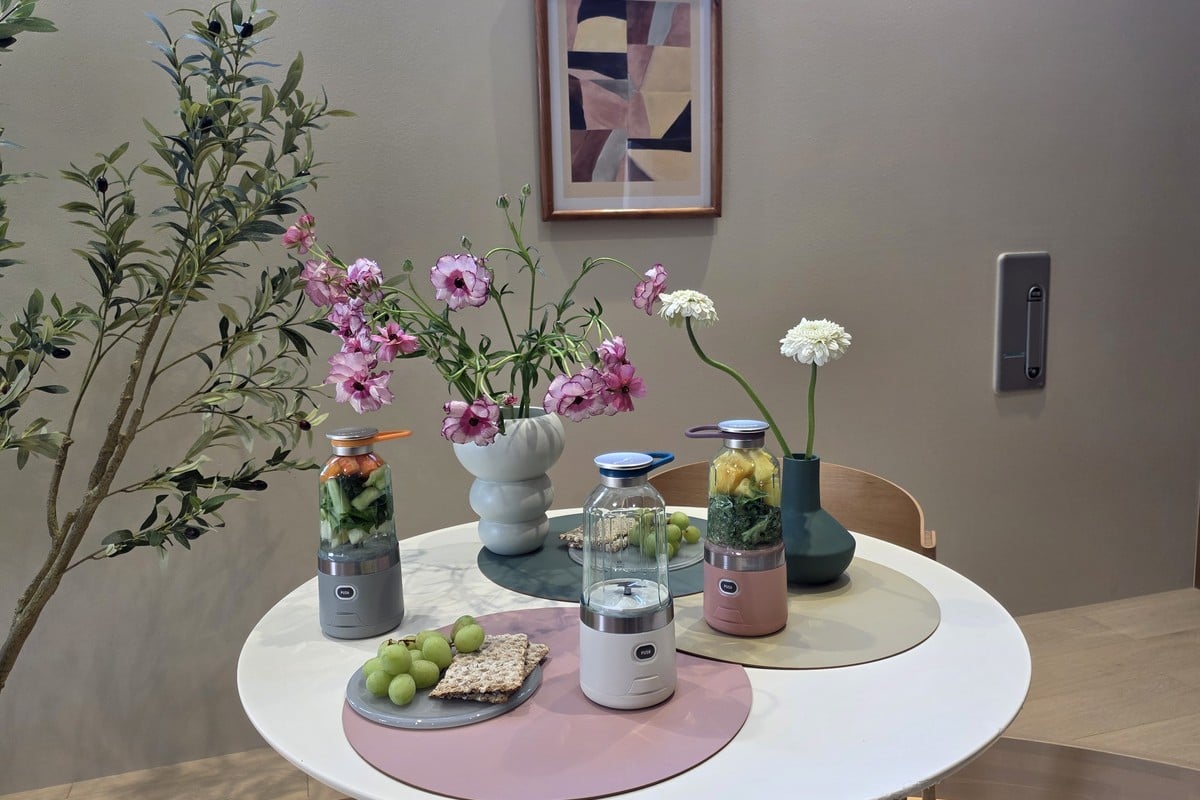 果物や野菜を入れた状態でも、空間に自然となじむコードレス ソロブレンダー。キッチン家電というより、毎日手が伸びる“生活道具”として設計されていることが伝わってくる