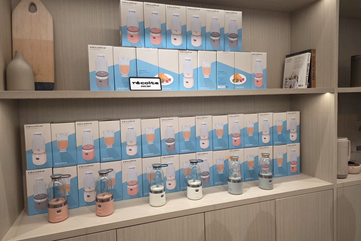 ナチュラルホワイト、ライトグレー、ピンクの3色を用意。調理家電らしい圧を抑えた佇まいも、この製品が日常に入り込みやすい理由のひとつだ