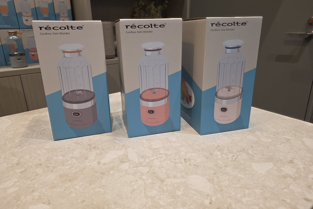 ナチュラルホワイト、ライトグレー、ピンクの3色を用意。調理家電らしい圧を抑えた佇まいも、この製品が日常に入り込みやすい理由のひとつだ