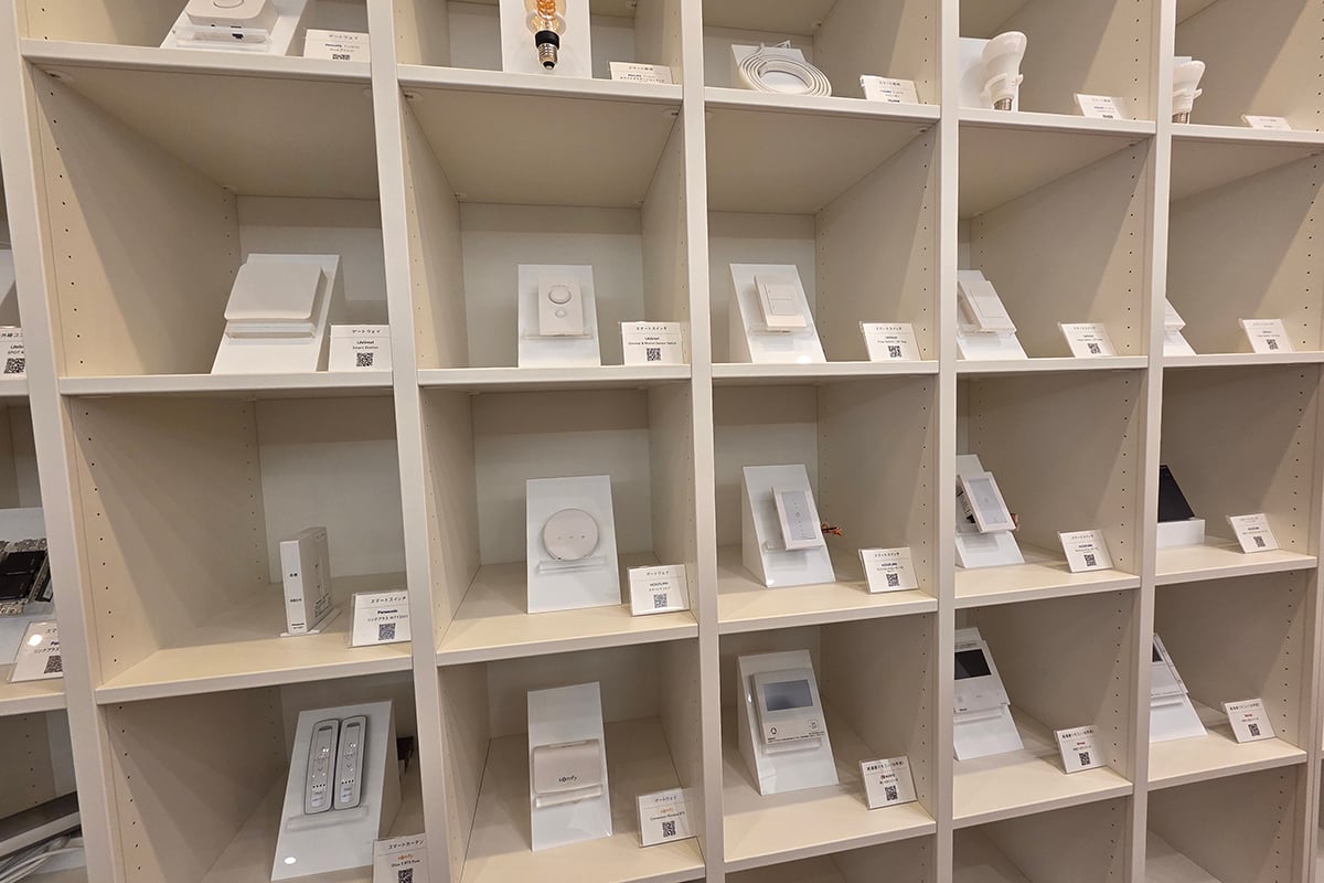 エネルギー管理や自動化まで含めたスマートホームの将来像も紹介。たくさんの接続対応機器も並べられていたが、求められているのは個別に機器が“つながること”ではなく、家全体が自然に回ることだと実感させた