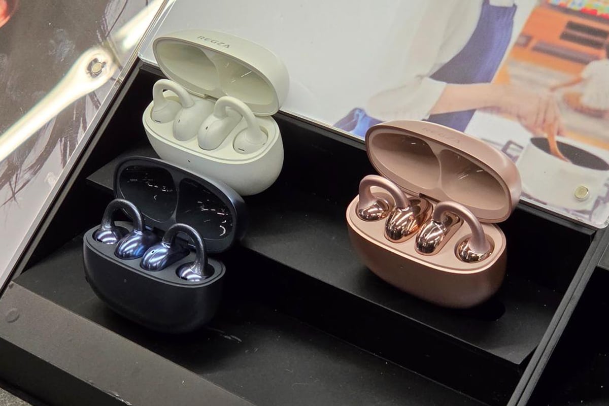 レグザとして初投入となるオープンイヤー型イヤホン「RB-A1S」。耳を塞がない装着スタイルと片耳約5.6gの軽量設計により、周囲の音を聞きながらテレビ音声や音楽を楽しめる