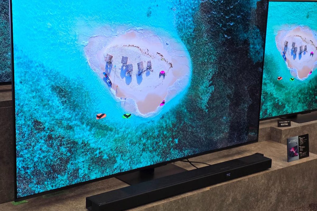 レグザ本体のスピーカーと対応サウンドバーを同時に鳴らす「新シンクロドライブ」。サウンドバーを接続しても、音が画面中央から聴こえるような自然な定位を目指しており、テレビの映像と音の一体感を高めてくれる