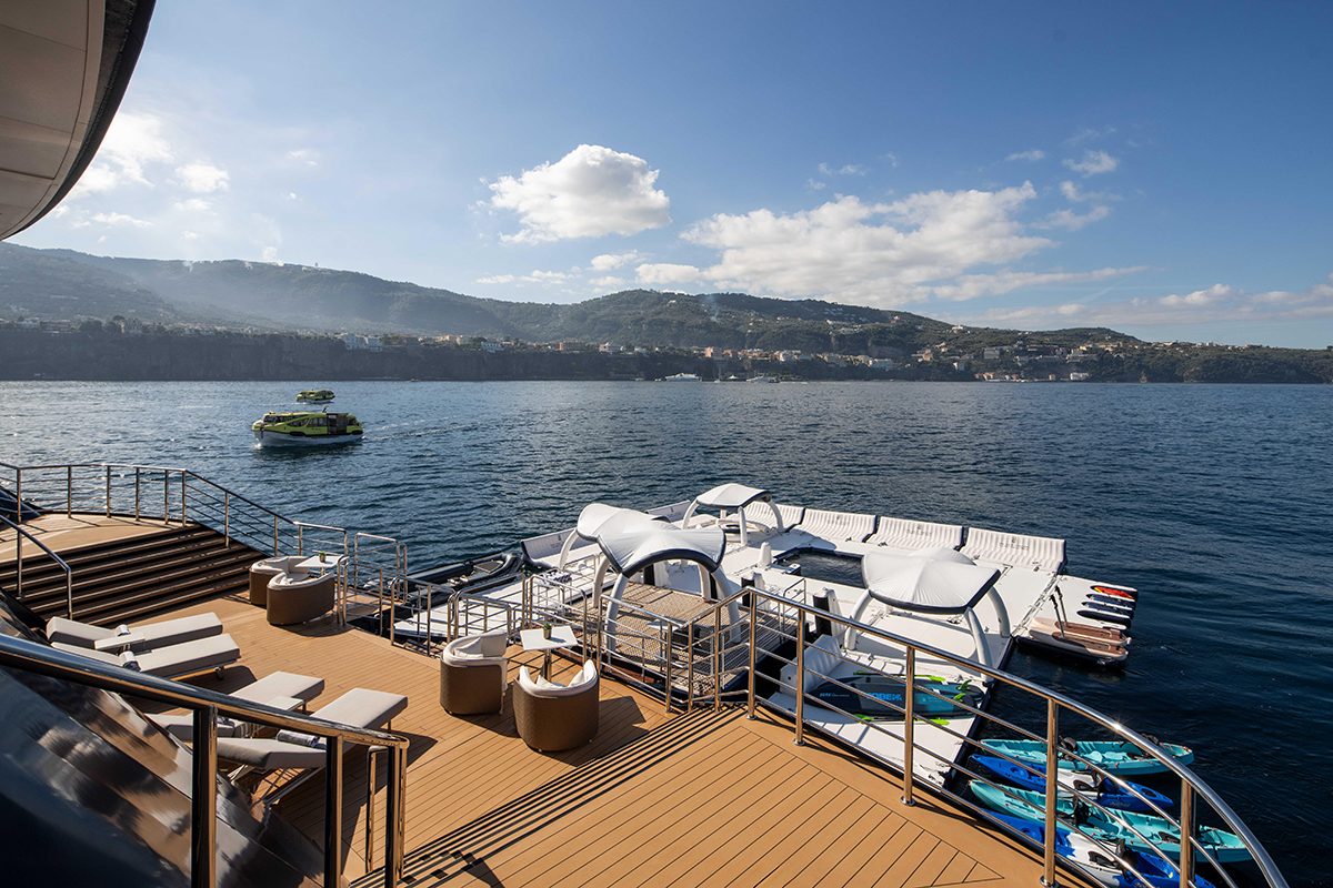 マリーナ：寄港地によって利用できる船尾の浮桟橋