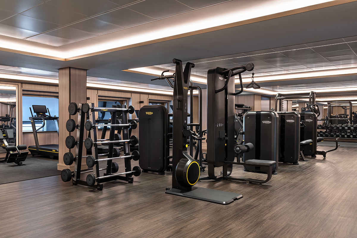 フィットネススタジオ：ジム内にはヨガマット等十分な設備があり、ラグジュアリーシップならではの静けさで集中したワークアウトを