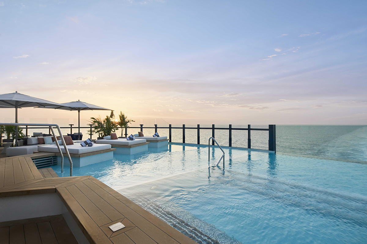 プール：インフィニティプールと屋上デッキのプールがあり、カバナやデイベッドでくつろぎの時間を満喫