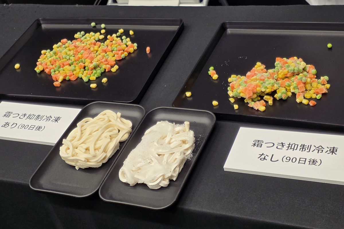 90日後の冷凍状態を比較した展示。霜つき抑制冷凍がない右側のミックスベジタブルは固まった氷の塊に、うどんは真っ白で細かな氷がびっしりとついていた。抑制機能がついている左側のミックスベジタブルはパラパラで、うどんもあまり見た目が変わらなかった
