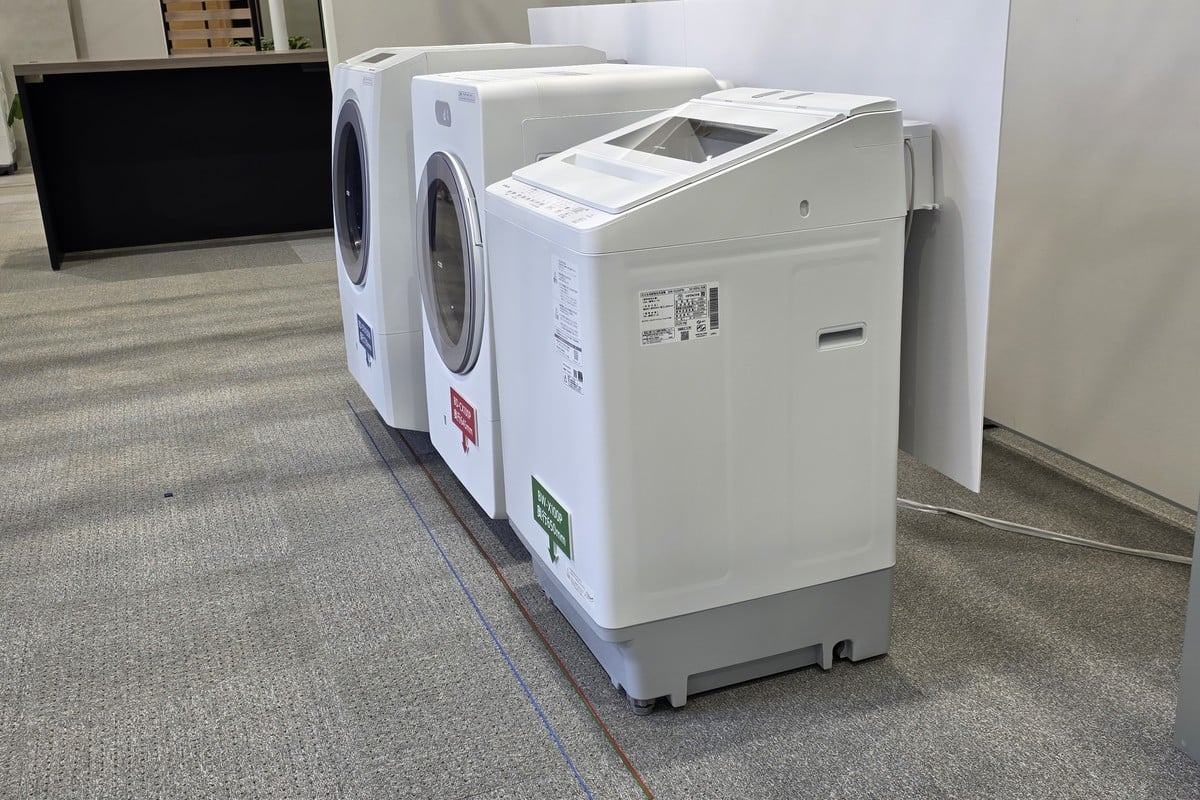 右から10kgタイプの縦型洗濯機、今回の10kgタイプ「BD-CX100P」、13kgタイプ「BD-STX130M」を並べた奥行き比較。コンパクト ビッグドラムは、縦型洗濯機に近い奥行き感で設置しやすさを高めている