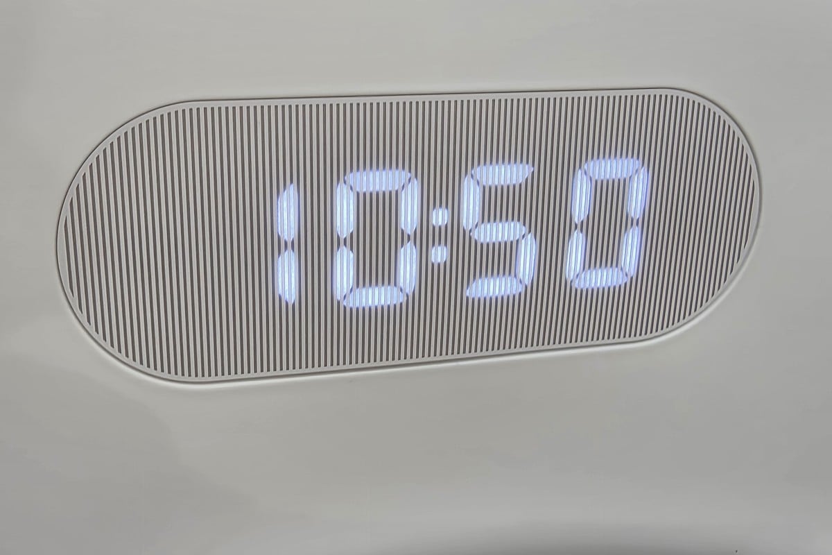 本体正面の表示部には、時計表示や運転工程を知らせるアニメーション、顔文字などを表示。洗濯乾燥機を単なる道具ではなく、暮らしに寄り添う“パートナー”のように見せる演出だ