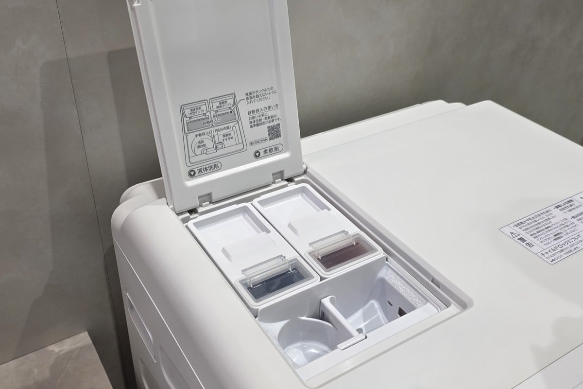 10kgタイプの「BD-CX100P」に搭載される液体洗剤・柔軟剤の自動投入タンク。各600mlの容量を備え、自立式かつ分解可能な構造により、補充やお手入れのしやすさにも配慮されている