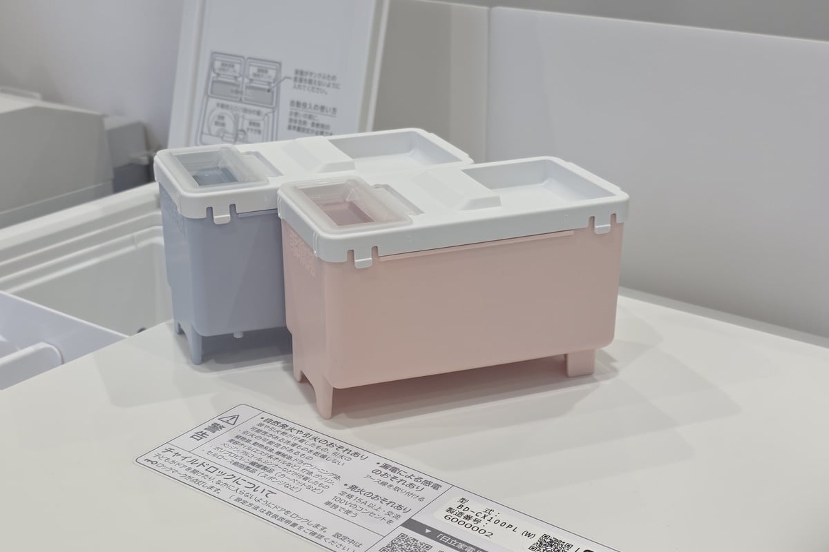 10kgタイプの「BD-CX100P」に搭載される液体洗剤・柔軟剤の自動投入タンク。各600mlの容量を備え、自立式かつ分解可能な構造により、補充やお手入れのしやすさにも配慮されている