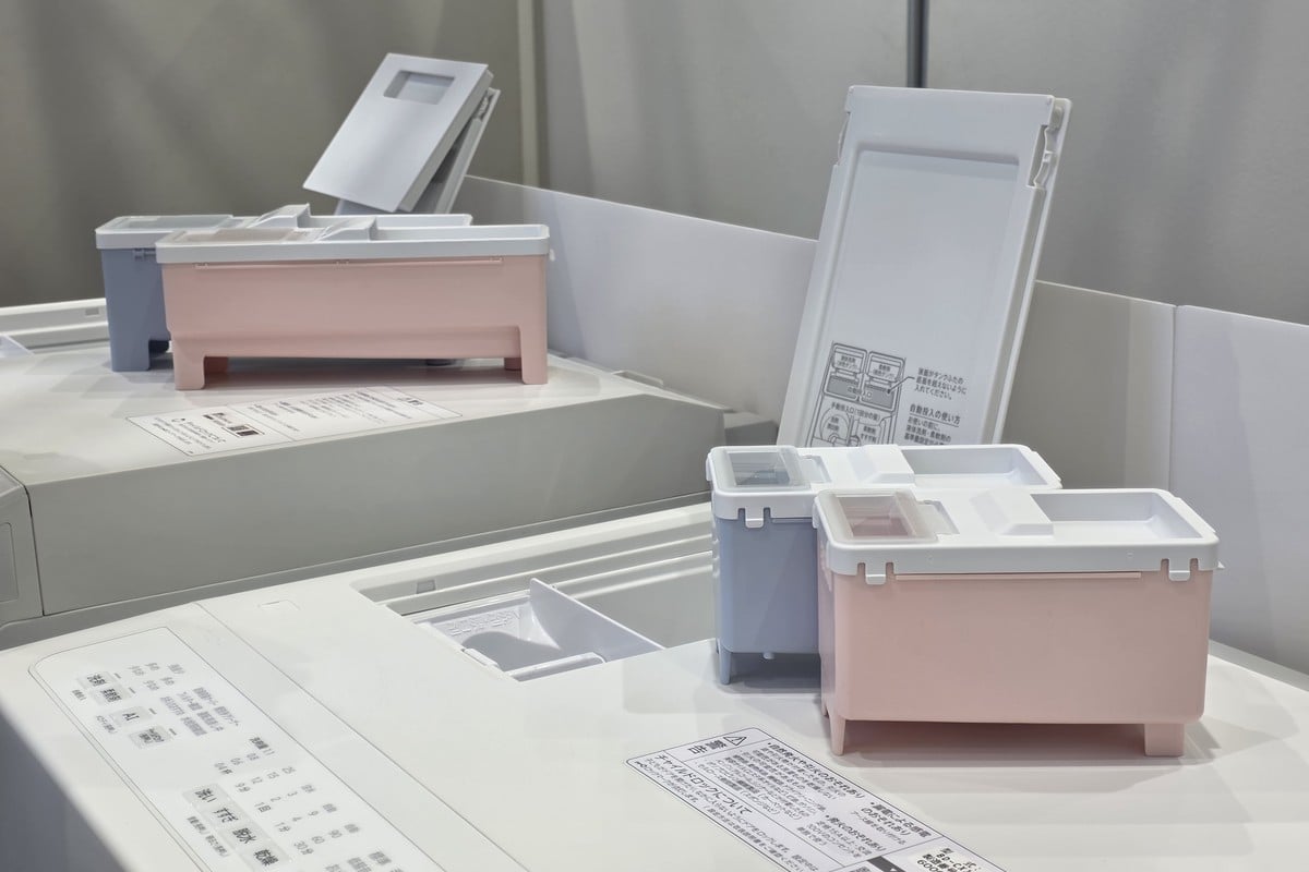 10kgタイプの「BD-CX100P」に搭載される液体洗剤・柔軟剤の自動投入タンク。各600mlの容量を備え、自立式かつ分解可能な構造により、補充やお手入れのしやすさにも配慮されている