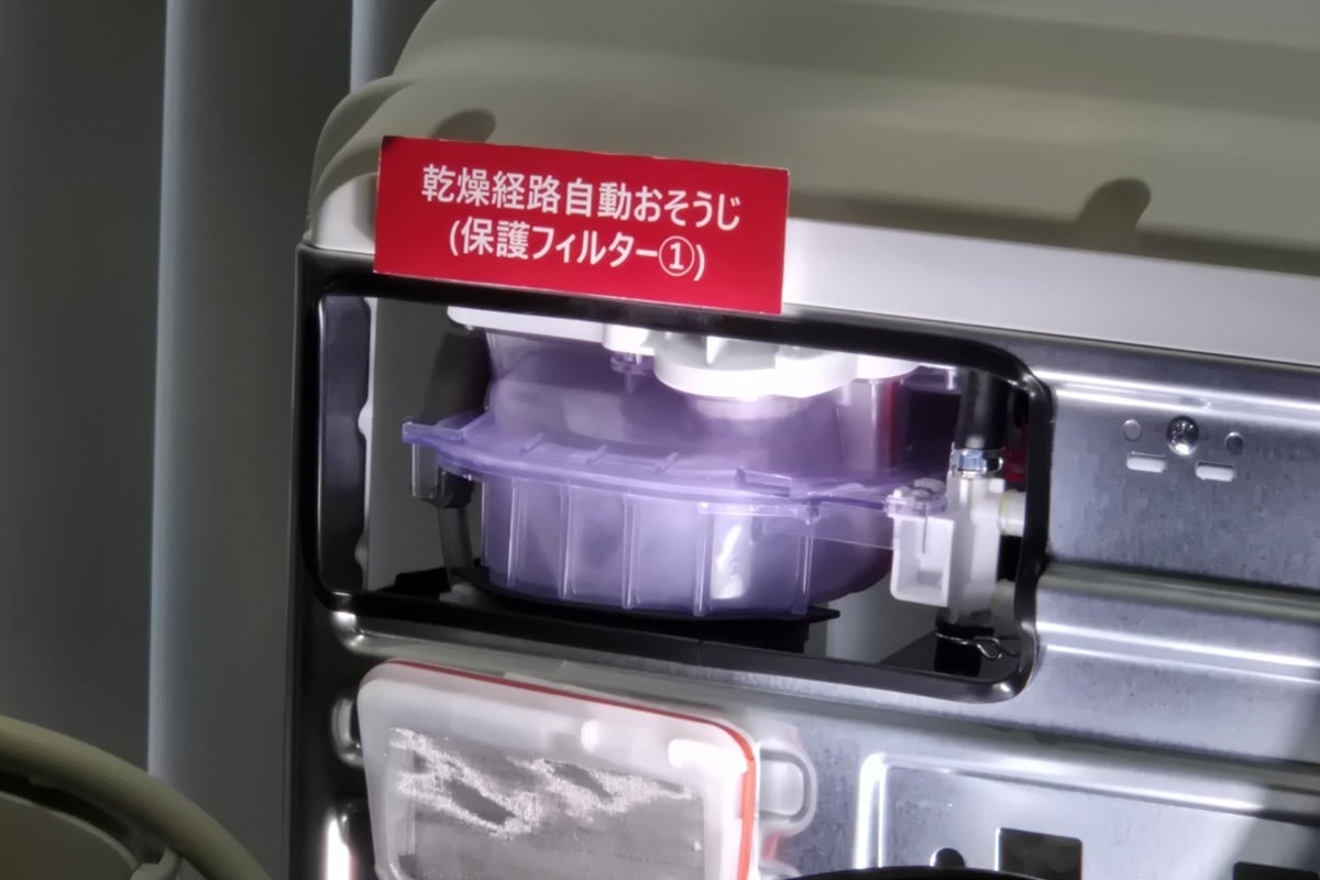 「らくメンテ」を支える乾燥経路自動おそうじの保護フィルター部。コンパクト化に合わせてフィルターまわりも新規設計し、ホコリや糸くずの捕集性能と乾燥効率の維持を両立している