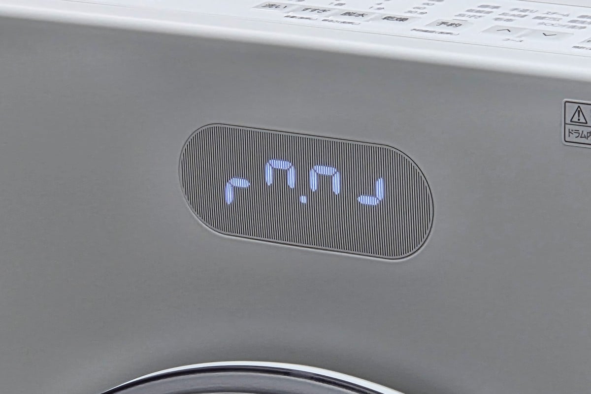 本体正面の表示部には、時計表示や運転工程を知らせるアニメーション、顔文字などを表示。洗濯乾燥機を単なる道具ではなく、暮らしに寄り添う“パートナー”のように見せる演出だ