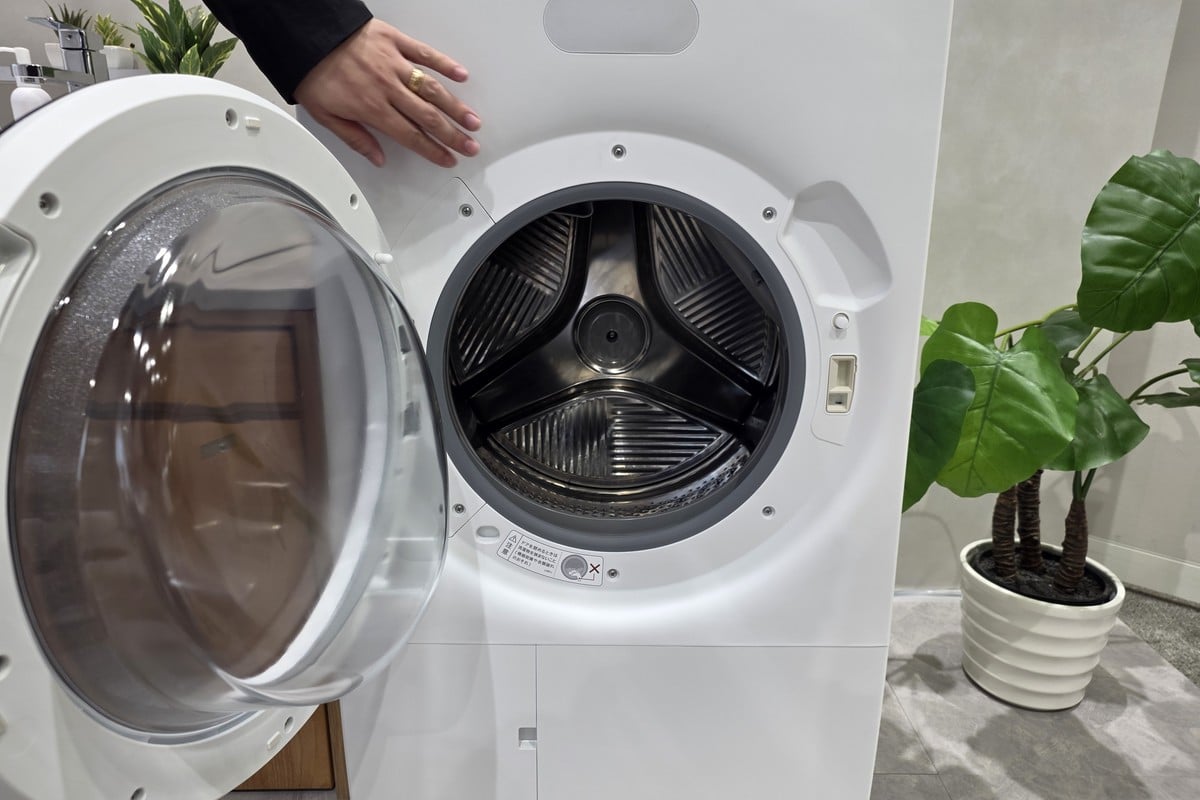 ドアを開けた状態の「ビッグドラム」。投入口に向かってなだらかに面が落ち込むシームレスなデザインにより、衣類の出し入れのしやすさと、暮らしになじむ柔らかな表情を両立している