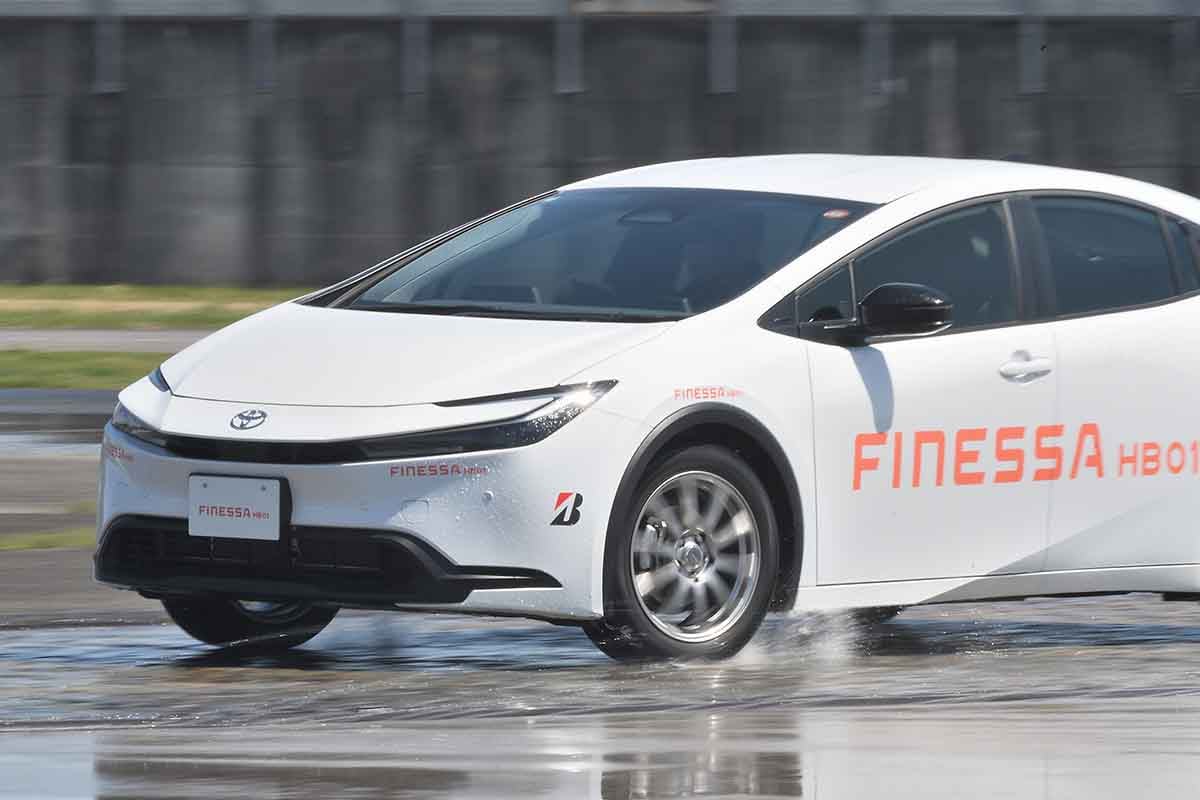 ブリヂストンの新タイヤ「フィネッサHB01」を装着したトヨタ「プリウス」でスキッドパッドを走行