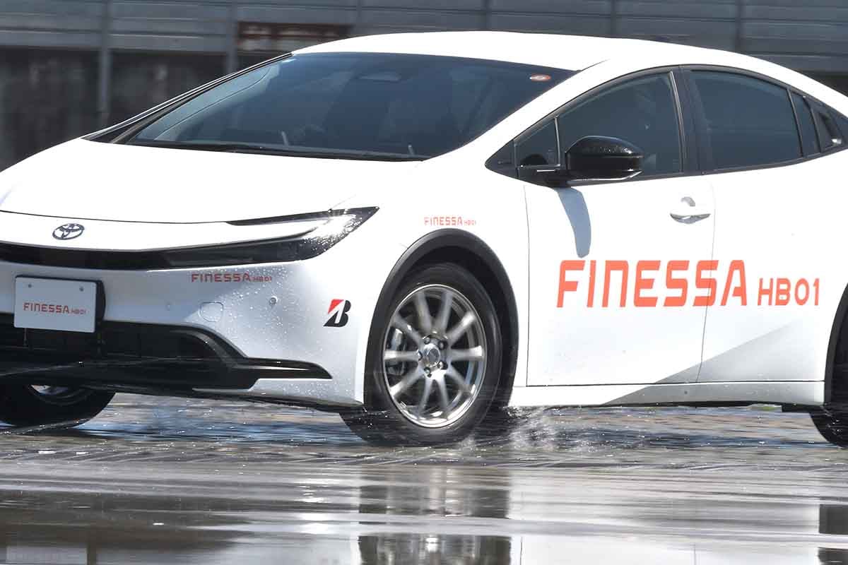 ブリヂストンの新タイヤ「フィネッサHB01」を装着したトヨタ「プリウス」でスキッドパッドを走行