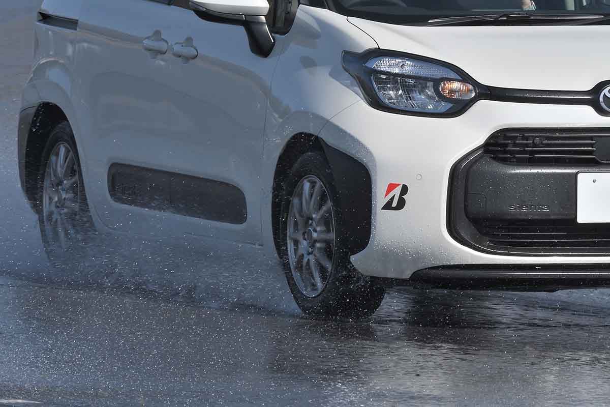 ブリヂストンの新タイヤ「フィネッサHB01」を装着したトヨタ「シエンタ」でウエット路をテスト